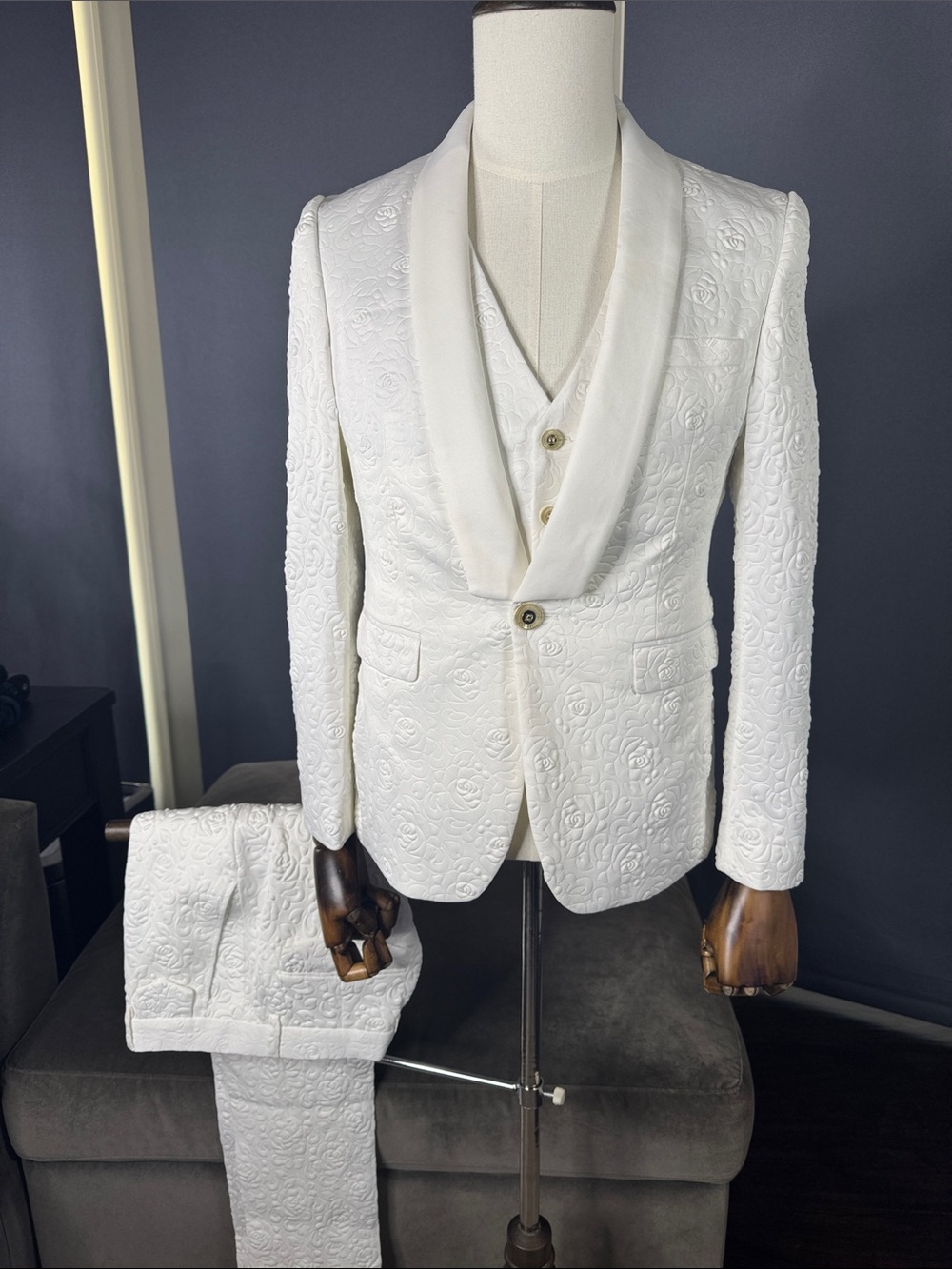 Men’s Slim Fit 3 Piece Dress Suit Tuxedo Floral Design Jacket 32 Pant 31 NWT